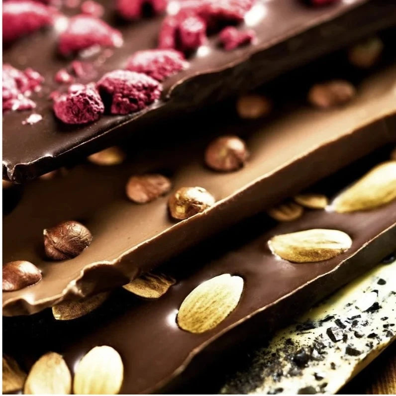 ØKOLADEN - ØKOLOGISK MØRK 70% CHOKOLADE - HASSELNØDDER - 75 g.