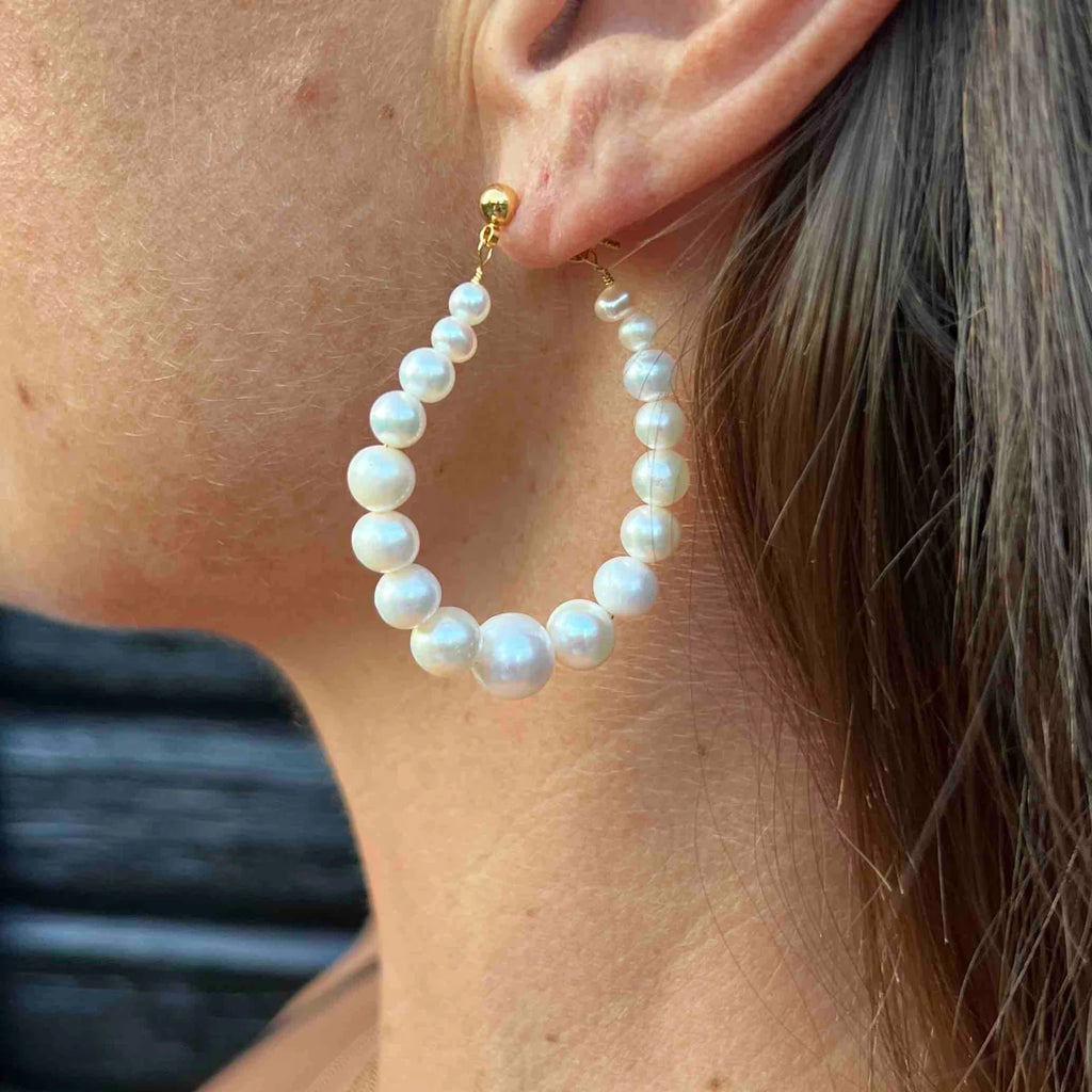 DROPPS BY SZHIRLEY - ØRERINGESÆT - 18 KARAT FORGYLDT MED FERSKVANDSPERLER - PEARLSWIRL
